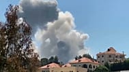 تصاعد الدخان بعد غارات إسرائيلية استهدفت تلالًا قرب بلدة النبطية جنوب لبنان، في 8 مايو 2025