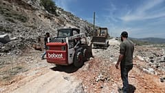Lübnan'ın güneyindeki Nabatieh kasabası yakınlarındaki tepeleri hedef alan İsrail hava saldırılarının ardından bir krateri kapatan işçiler, 8 Mayıs 2025