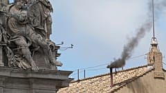 Merhum Papa Francis'in halefini seçmek üzere 8 Mayıs 2025 Perşembe günü Vatikan'da düzenlenen konklav sırasında Sistine Şapeli'nin bacasından siyah dumanlar yükseliyor.