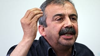 Sırrı Süreyya Önder 15 Nisan'da kalp rahatsızlığı geçirmiş ve kaldırıldığı hastanede 18 gün sonra hayatını kaybetmişti.