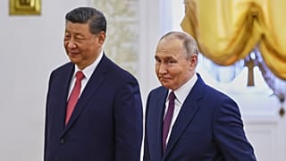 Prezydent Rosji Władimir Putin i jego chiński odpowiednik Xi Jinping biorą udział w ceremonii powitalnej przed rozmowami na Kremlu w Moskwie, Rosja, czwartek, 8 maja 2025 roku