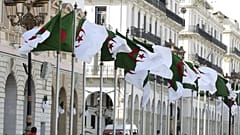 أعلام الجزائر، الأربعاء، في 16 أبريل 2025.