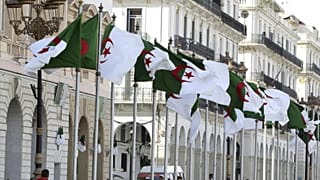أعلام الجزائر، الأربعاء، في 16 أبريل 2025.