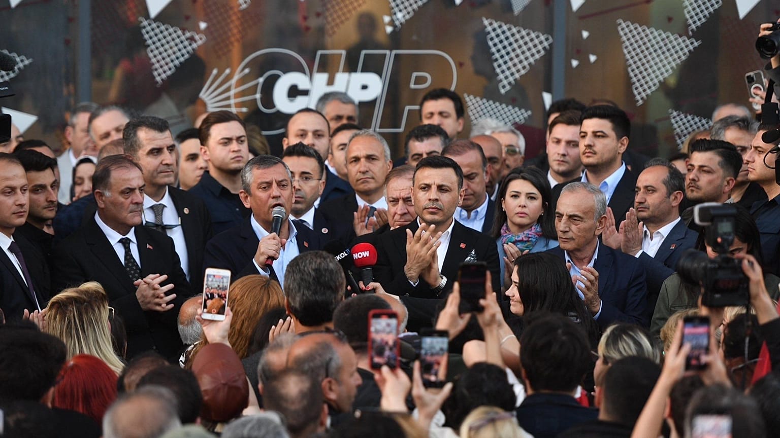 CHP Genel Başkanı Özgür Özel ve CHP İstanbul İl Başkanı Özgür Çelik.