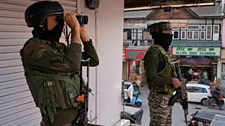 جنود هنود يحرسون في سوق في سريناغار، كشمير الخاضعة للسيطرة الهندية، يوم الثلاثاء، 6 مايو 2025. 