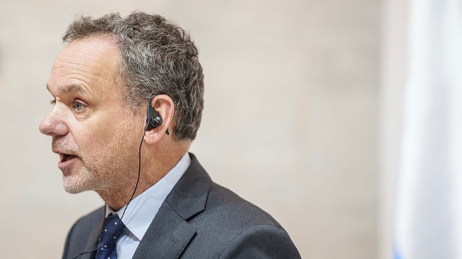 Hollanda Dışişleri Bakanı Caspar Veldkamp, Ukrayna Dışişleri Bakanı Andriiy Sybiha ile Kiev'de düzenlediği ortak basın toplantısında gazetecilere konuşuyor, 16 Ocak 2025.