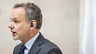 Hollanda Dışişleri Bakanı Caspar Veldkamp, Ukrayna Dışişleri Bakanı Andriiy Sybiha ile Kiev'de düzenlediği ortak basın toplantısında gazetecilere konuşuyor, 16 Ocak 2025.
