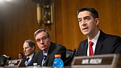 US-Senator Tom Cotton fordert vom US-Geheimdienst, keine Informationen mehr über die AfD an das deutsche Pendant weiterzugeben.