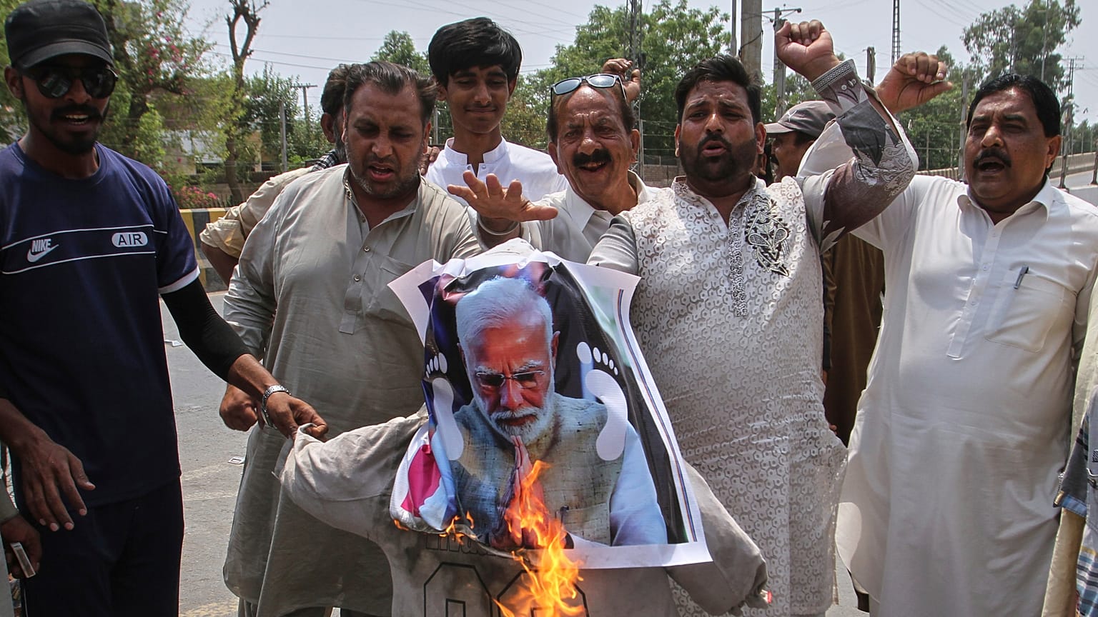 Comerciantes queman una efigie del Primer Ministro indio Narendra Modi durante una manifestación contra la India, en Mulan, Pakistán, el jueves 8 de mayo de 2025
