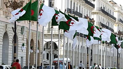 ملف - أعلام الجزائر ترفرف الأربعاء 16 أبريل 2025 في الجزائر العاصمة. (صورة أسوشيتد برس/فاتح غيدوم، ملف)