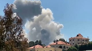 Дым после израильских авиаударов по вершинам холмов в районе города Набатия, южный Ливан, 8 мая 2025 года.