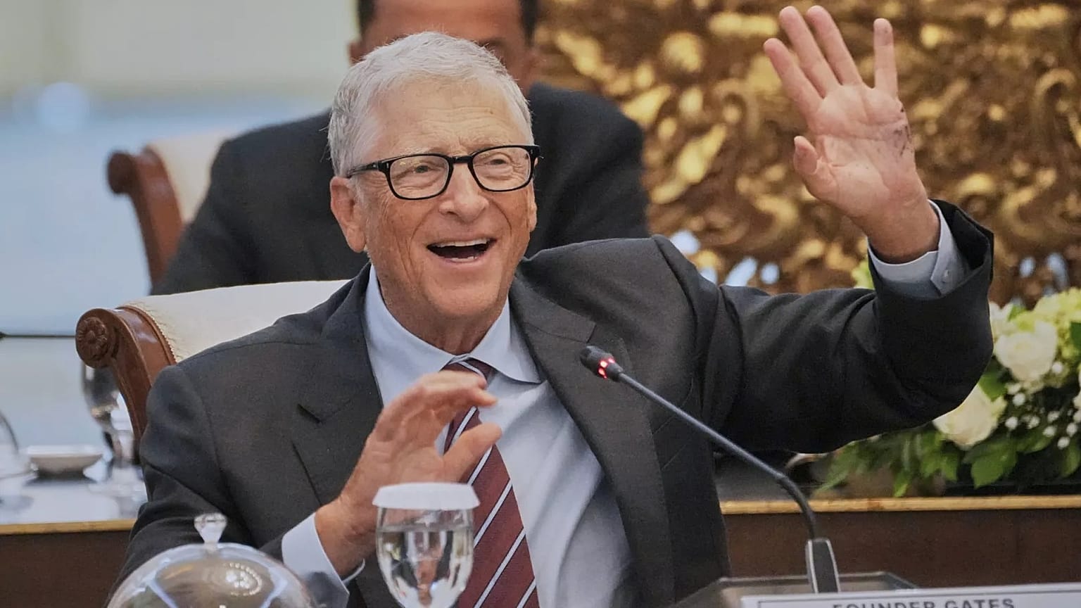 Bill Gates fala durante a sua reunião em Jacarta, Indonésia, quarta-feira, 7 de maio de 2025.