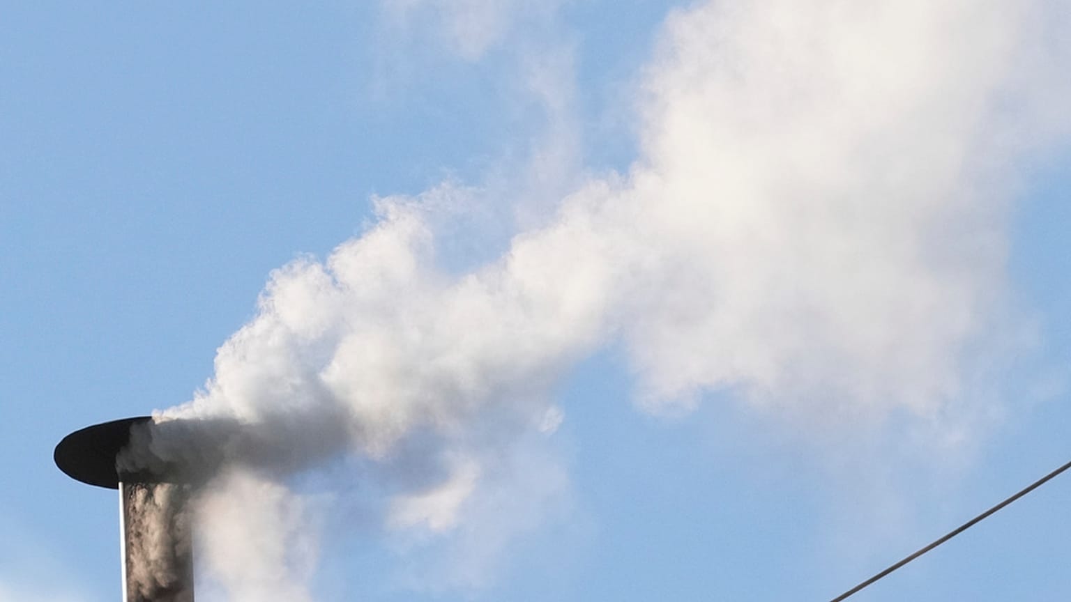 Yeni papanın seçilmesinin bir işareti olarak Sistina Şapeli'nin bacasından beyaz dumanlar yükseliyor, 8 Mayıs 2025