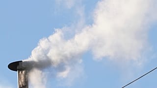 Yeni papanın seçilmesinin bir işareti olarak Sistina Şapeli'nin bacasından beyaz dumanlar yükseliyor, 8 Mayıs 2025
