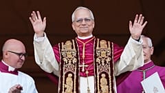 Папа римский Лев XIV благославляет собравшихся