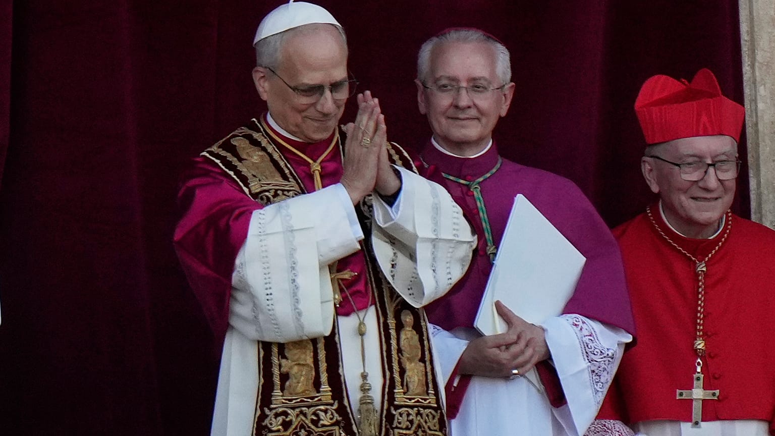 El nuevo Papa, León XIV, saluda desde el balcón de la basílica de San Pedro.