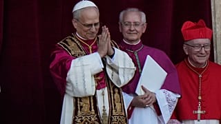 El nuevo Papa, León XIV, saluda desde el balcón de la basílica de San Pedro.