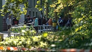 Dünyanın dört bir yanından onlarca kişi, başkent Berlin'deki sığınmacıların merkezi kayıt merkezi önünde sıraya girdi, 25 Eylül 2023.