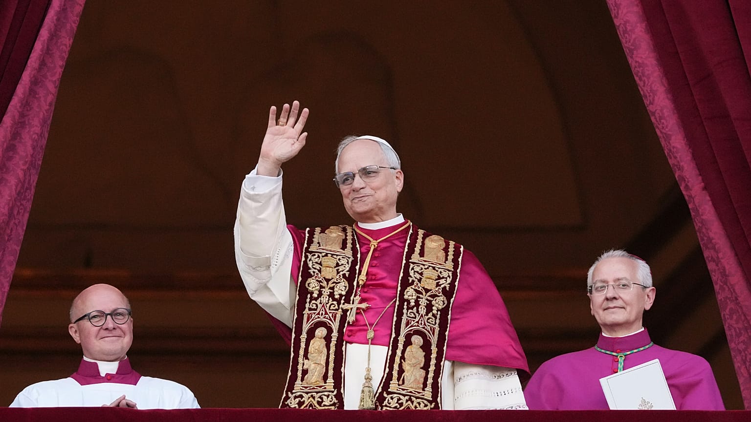 Robert Prevost, Roma Katolik Kilisesi'nin 267. papası seçildikten sonra Papa 14. Leo'nun adını seçerken görülüyor, 8 Mayıs, 2025