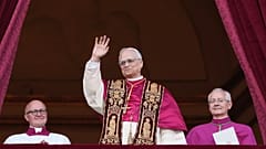Robert Prevost, Roma Katolik Kilisesi'nin 267. papası seçildikten sonra Papa 14. Leo'nun adını seçerken görülüyor, 8 Mayıs, 2025