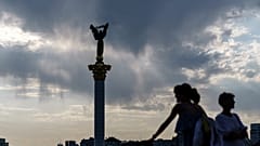 Ukrayna'nın başkenti Kiev'de 23 Ağustos 2022 Salı günü, ülkenin Ulusal Bayrak Günü'nde Maidan Meydanı'na bakan Bağımsızlık Anıtı'nın arkasında güneş batıyor.