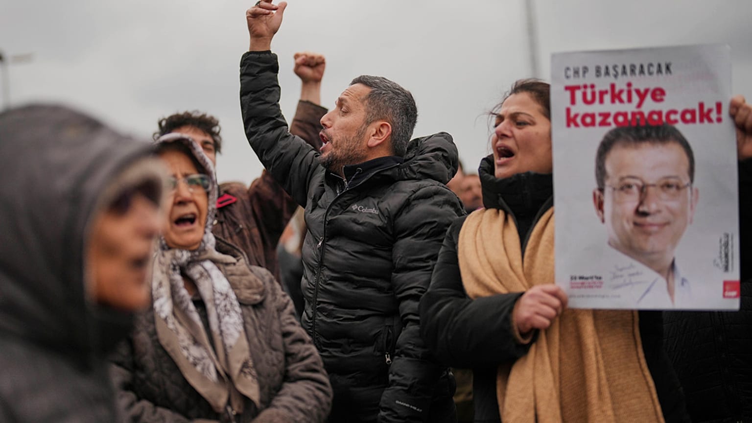 Ekrem İmamoğlu'nun tutuklanmasının ardından tepki gösteren bir grup insan, 19 Mart 2025