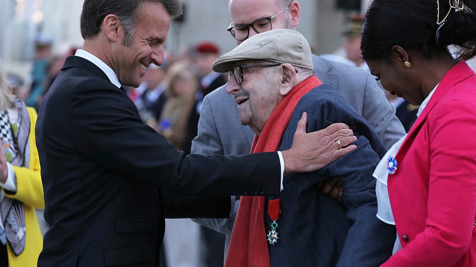 Ο Γάλλος πρόεδρος Εμανουέλ Μακρόν απονέμει στον Γάλλο αντιστασιακό του Β' Παγκοσμίου Πολέμου Ζαν Νταϊχόφσκι το παράσημο της Λεγεώνας της Τιμής κατά τη διάρκεια τελετών για την 80ή επέτειο από το τέλος του Β' Παγκοσμίου Πολέμου