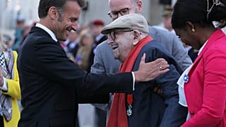 Президент Франции Эммануэль Макрон награждает Жана Дайховски, стойко переносившего Вторую мировую войну, орденом Почетного легиона во время церемонии, посвященной 80-летию окончания Второй мировой войны