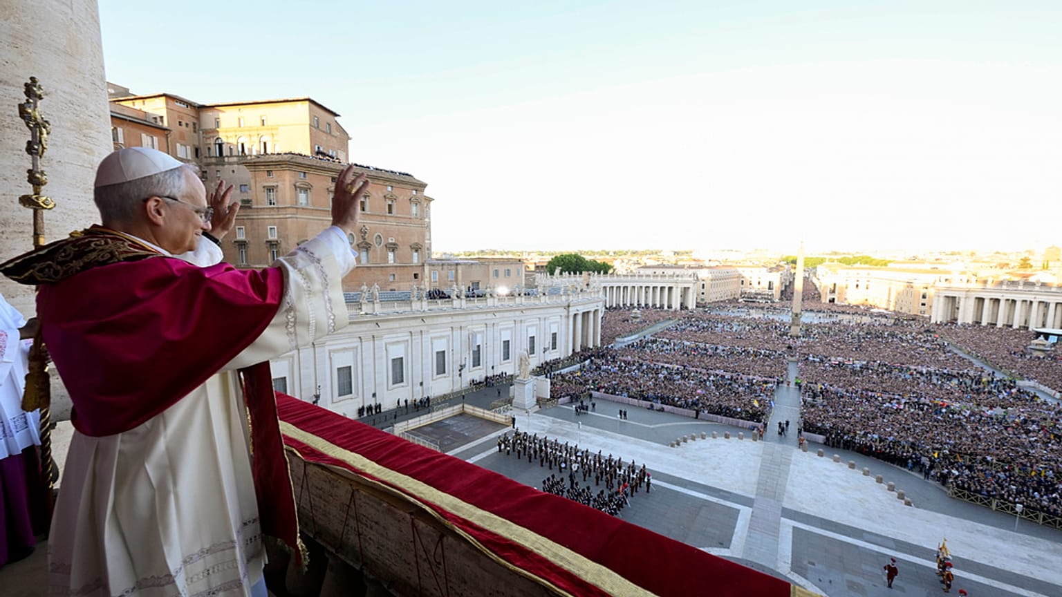 Robert Prevost pojawia się po wyborze na 267. papieża Kościoła rzymskokatolickiego, wybierając imię papieża Leona XIV, 8 maja 2025 r.