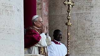 Robert Francis Prevost apparaît après avoir été élu 267e souverain pontife de l'Église catholique romaine, choisissant le nom papal Léon XIV, le jeudi 8 mai 2025.