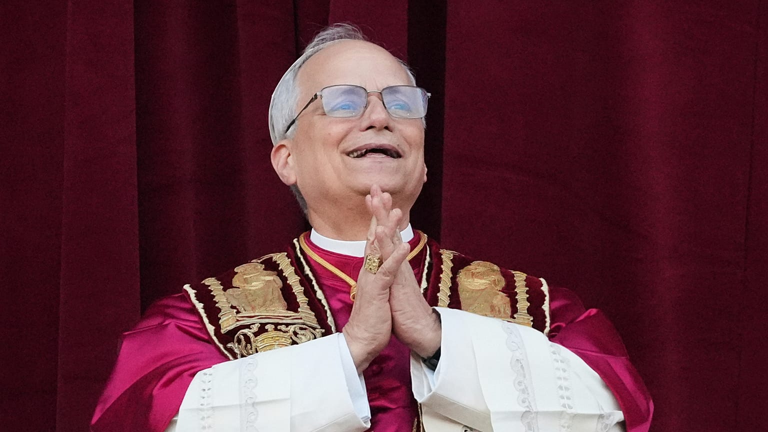 Robert Prevost comparece tras ser elegido 267º pontífice de la Iglesia Católica Romana, eligiendo el nombre de León XIV, 8 de mayo de 2025.