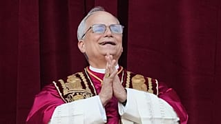 Robert Prevost comparece tras ser elegido 267º pontífice de la Iglesia Católica Romana, eligiendo el nombre de León XIV, 8 de mayo de 2025.