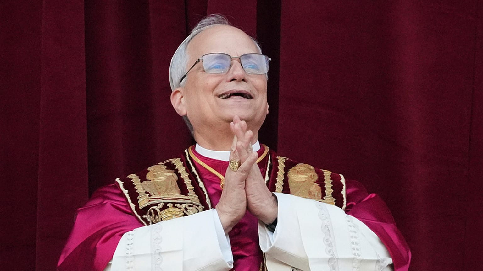 Robert Prevost aparece depois de ter sido escolhido o 267º pontífice da Igreja Católica Romana, escolhendo o nome do Papa Leão XIV, 8 de maio de 2025