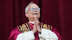 Robert Prevost aparece depois de ter sido escolhido o 267º pontífice da Igreja Católica Romana, escolhendo o nome do Papa Leão XIV, 8 de maio de 2025