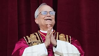 Robert Prevost aparece depois de ter sido escolhido o 267º pontífice da Igreja Católica Romana, escolhendo o nome do Papa Leão XIV, 8 de maio de 2025