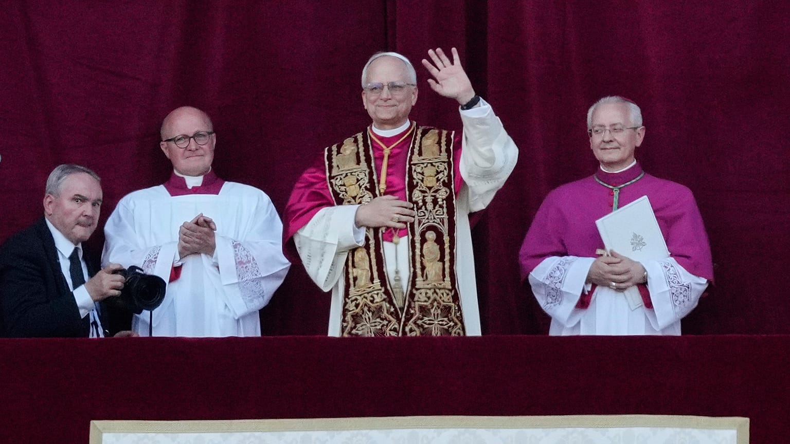 Papst Leo XIV. auf dem Balkon stehend