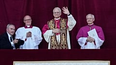 Papst Leo XIV. auf dem Balkon stehend