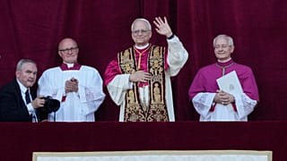 Papst Leo XIV. auf dem Balkon stehend