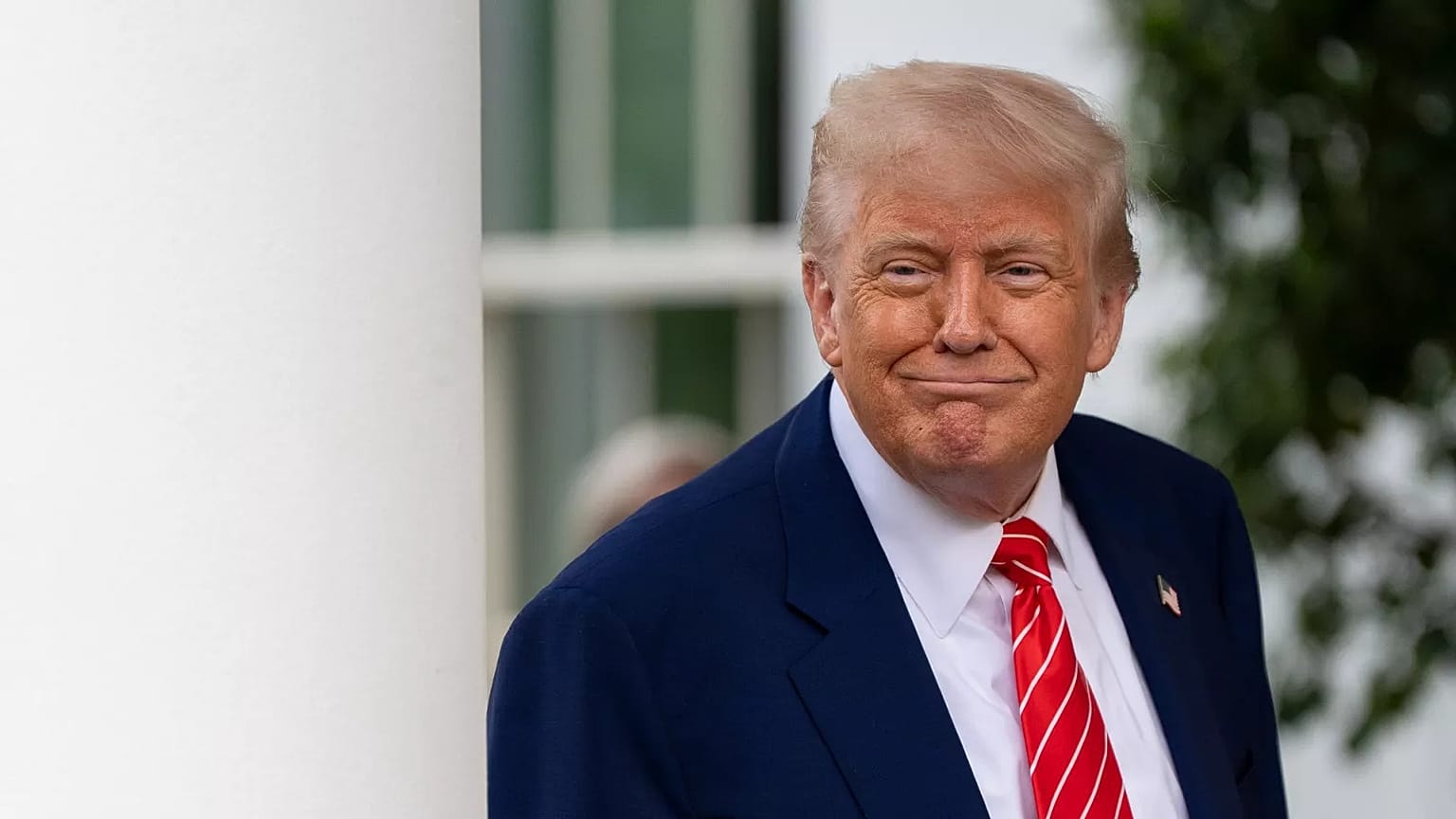 El presidente Donald Trump habla con periodistas frente al Ala Oeste de la Casa Blanca, el jueves 8 de mayo de 2025, en Washington.