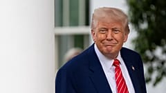 El presidente Donald Trump habla con periodistas frente al Ala Oeste de la Casa Blanca, el jueves 8 de mayo de 2025, en Washington.