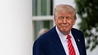 El presidente Donald Trump habla con periodistas frente al Ala Oeste de la Casa Blanca, el jueves 8 de mayo de 2025, en Washington.