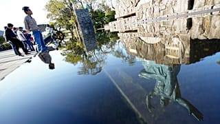 A Estátua da Paz reflecte-se na fonte de água do Parque da Paz em Nagasaki, 16 de novembro de 2019 