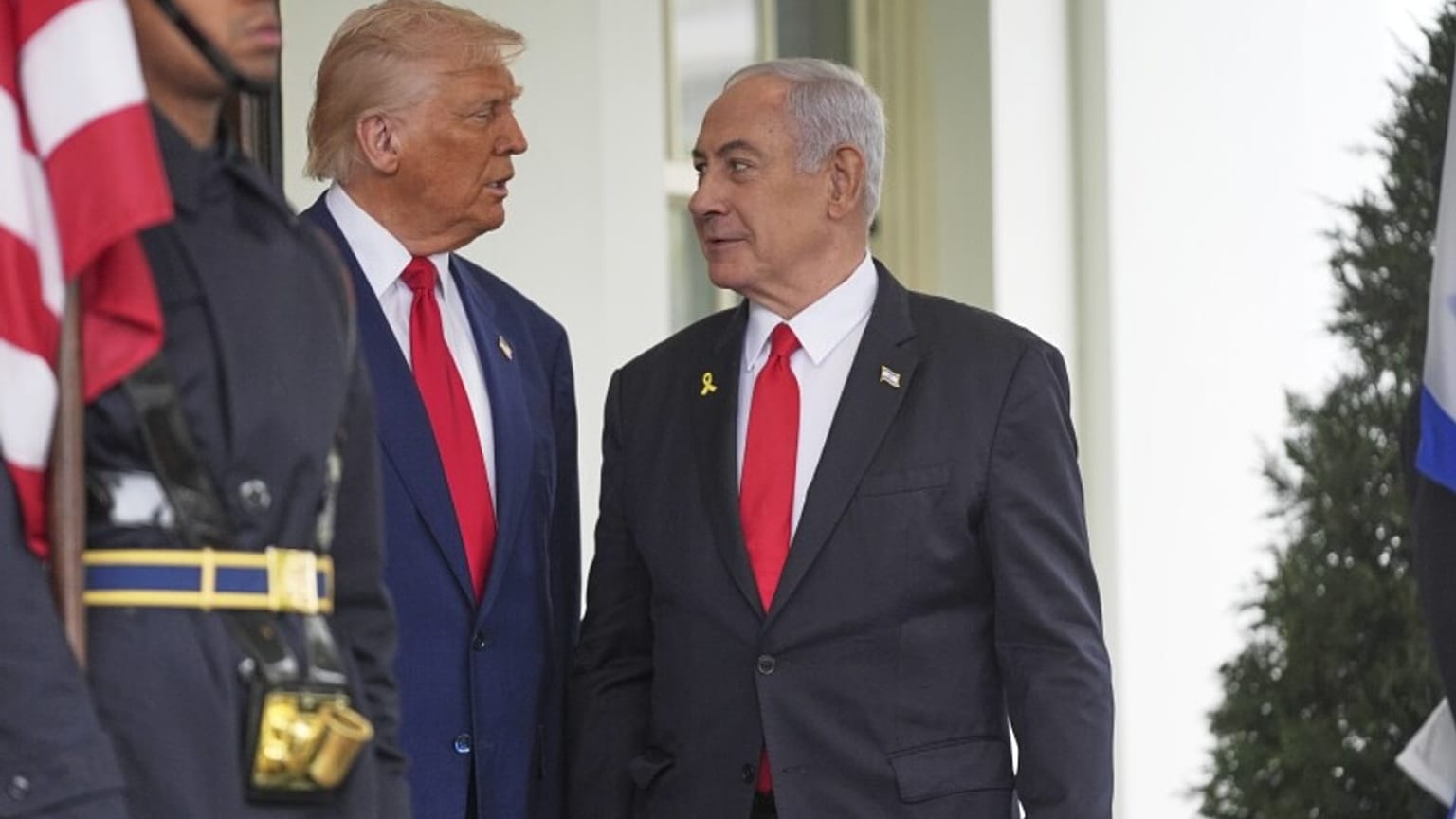 الرئيس الأميركي دونالد ترامب رفقة رئيس الوزراء الإسرائيلي بنيامين نتنياهو