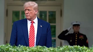 Başkan Donald Trump, 8 Mayıs 2025 Perşembe günü Washington'da Beyaz Saray'ın Batı Kanadı'nın dışında gazetecilere konuşuyor. 