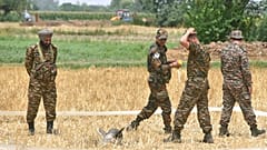 جنود من الجيش الهندي يعاينون جزءًا من صاروخ سقط في حقل على أطراف مدينة أمريتسار، الهند، يوم الخميس 8 مايو 2025. 