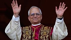 John Prevost, der neue Papst Leo XIV., auf dem Balkon des Petersdom im Vatikan. 8. Mai 2025.
