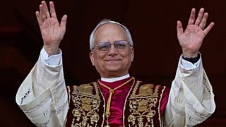 John Prevost, der neue Papst Leo XIV., auf dem Balkon des Petersdom im Vatikan. 8. Mai 2025.