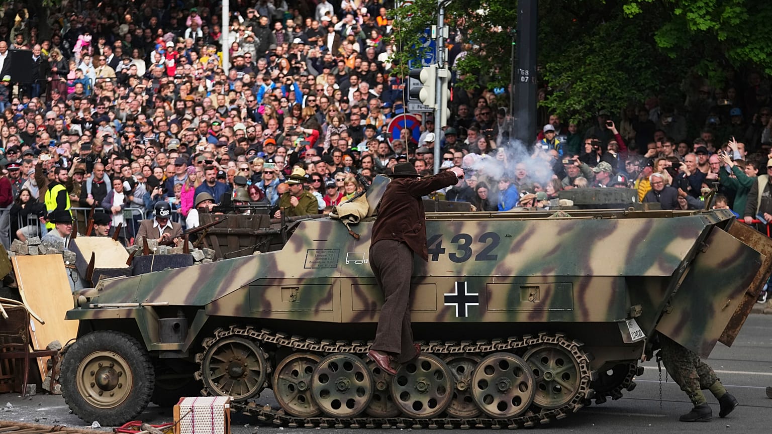 Geschichtsinteressierte nehmen an einer Nachstellung einer Schlacht teil, die Teil des Prager Aufstands war und anlässlich des 80. Jahrestages des Endes des Zweiten Weltkriegs in Prag stattfindet.