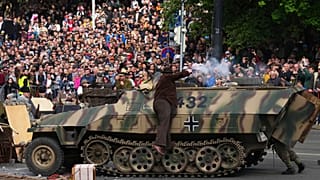 Aficionados a la historia participan en una recreación de una batalla, que fue parte del Levantamiento de Praga, con motivo del 80 aniversario del fin de la Segunda Guerra Mundial en Praga