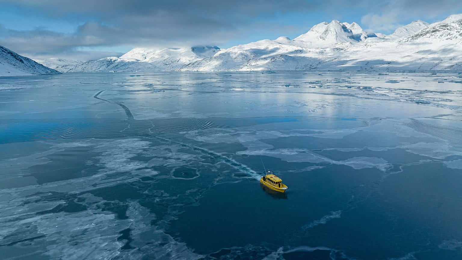 Un barco atraviesa una ensenada congelada en las afueras de Nuuk, Groenlandia, el 6 de marzo de 2025.